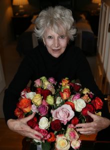 11-01-2013 SHOWBIZZ; ADELE BLOEMENDAAL VANDAAG 80 JAAR. 
Adele Bloemendaal was op haar tachtigste verjaardag al haar vrienden te slim af. Geen surpriseparty s, geen onverwacht bezoek. En al helemaal geen camerateams -met lelijke bloemen. Adele dook onder in een luxesuite van het Amstel Hotel: Moet je kijken hoe lekker helemaal nks! 
foto: Albert den Iseger 
