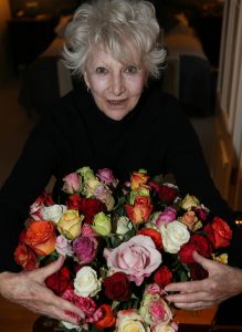 11-01-2013 SHOWBIZZ; ADELE BLOEMENDAAL VANDAAG 80 JAAR. 
Adele Bloemendaal was op haar tachtigste verjaardag al haar vrienden te slim af. Geen surpriseparty s, geen onverwacht bezoek. En al helemaal geen camerateams -met lelijke bloemen. Adele dook onder in een luxesuite van het Amstel Hotel: Moet je kijken hoe lekker helemaal nks! 
foto: Albert den Iseger 
