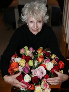 11-01-2013 SHOWBIZZ; ADELE BLOEMENDAAL VANDAAG 80 JAAR. 
Adele Bloemendaal was op haar tachtigste verjaardag al haar vrienden te slim af. Geen surpriseparty s, geen onverwacht bezoek. En al helemaal geen camerateams -met lelijke bloemen. Adele dook onder in een luxesuite van het Amstel Hotel: Moet je kijken hoe lekker helemaal nks! 
foto: Albert den Iseger 
