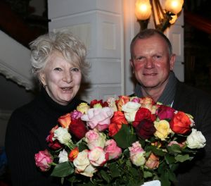 11-01-2013 SHOWBIZZ; ADELE BLOEMENDAAL VANDAAG 80 JAAR. 
Adele Bloemendaal was op haar tachtigste verjaardag al haar vrienden te slim af. Geen surpriseparty s, geen onverwacht bezoek. En al helemaal geen camerateams -met lelijke bloemen. Adele dook onder in een luxesuite van het Amstel Hotel: Moet je kijken hoe lekker helemaal nks! 
foto: Albert den Iseger 

