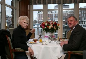 11-01-2013 SHOWBIZZ; ADELE BLOEMENDAAL VANDAAG 80 JAAR. 
Adele Bloemendaal was op haar tachtigste verjaardag al haar vrienden te slim af. Geen surpriseparty s, geen onverwacht bezoek. En al helemaal geen camerateams -met lelijke bloemen. Adele dook onder in een luxesuite van het Amstel Hotel: Moet je kijken hoe lekker helemaal nks! 
foto: Albert den Iseger 
