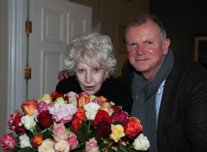 11-01-2013 SHOWBIZZ; ADELE BLOEMENDAAL VANDAAG 80 JAAR. 
Adele Bloemendaal was op haar tachtigste verjaardag al haar vrienden te slim af. Geen surpriseparty s, geen onverwacht bezoek. En al helemaal geen camerateams -met lelijke bloemen. Adele dook onder in een luxesuite van het Amstel Hotel: Moet je kijken hoe lekker helemaal nks! 
foto: Albert den Iseger 
