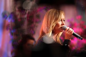 05-01-2013 SHOWBIZZ; DE BESTE ZANGERS VAN NEDERLAND. Vanaf zaterdag 5 Januari om 21.00 uur op Ned.1 zendt de TROS een gloednieuwe serie van de Beste Zangers van Ned. uit. In het swingende meezing programma brengt Jan Smit midden in de winter veel warmte de huiskamers binnen. Het alweer vijfde seizoen nemen Charly Luske-Angela Groothuizen-Simone Kleinsma-Rob de Nijs- Raffaela- Tim Douwsma en Bastiaan Ragas het tegen elkaar op. Vanuit het mooie IBIZA kunt u genieten van heerlijke muziek en de prachtigste beelden. Wij waren erbij en maakte de mooiste foto s.
Foto: Albert den Iseger.