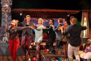 05-01-2013 SHOWBIZZ; DE BESTE ZANGERS VAN NEDERLAND. Vanaf zaterdag 5 Januari om 21.00 uur op Ned.1 zendt de TROS een gloednieuwe serie van de Beste Zangers van Ned. uit. In het swingende meezing programma brengt Jan Smit midden in de winter veel warmte de huiskamers binnen. Het alweer vijfde seizoen nemen Charly Luske-Angela Groothuizen-Simone Kleinsma-Rob de Nijs- Raffaela- Tim Douwsma en Bastiaan Ragas het tegen elkaar op. Vanuit het mooie IBIZA kunt u genieten van heerlijke muziek en de prachtigste beelden. Wij waren erbij en maakte de mooiste foto s.
Foto: Albert den Iseger.