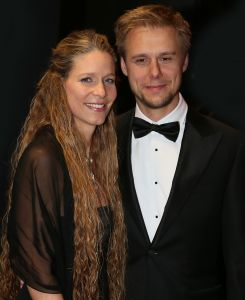 28-01-2013 SHOWBIZZ; VERLIEFD OP IBIZA, NIEUWE FILM VAN JOHAN NEIJENHUIS. Gisteravond ging Verliefd op Ibiza officieel in premiere in Pathe Tuschinski Amsterdam. De volledige cast en crew en tout Bekend Nederland was op de premiere aanwezig. Ook was alle belangrijke pers ter plaatse om de prachtig geklede gasten vast te leggen op de gevoelige plaat of om een interview af te nemen. Alle 3 zalen van het theater waren gevuld met premieregasten, nog nooit eerder had Tuschinski een premiere van een dergelijk formaat.
foto: Albert den Iseger