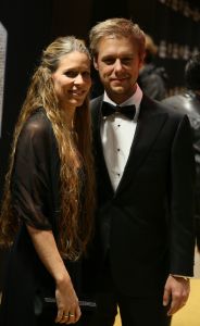 28-01-2013 SHOWBIZZ; VERLIEFD OP IBIZA, NIEUWE FILM VAN JOHAN NEIJENHUIS. Gisteravond ging Verliefd op Ibiza officieel in premiere in Pathe Tuschinski Amsterdam. De volledige cast en crew en tout Bekend Nederland was op de premiere aanwezig. Ook was alle belangrijke pers ter plaatse om de prachtig geklede gasten vast te leggen op de gevoelige plaat of om een interview af te nemen. Alle 3 zalen van het theater waren gevuld met premieregasten, nog nooit eerder had Tuschinski een premiere van een dergelijk formaat.
foto: Albert den Iseger
