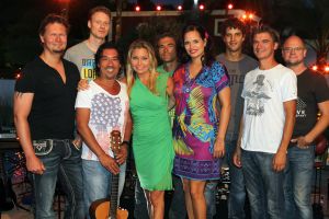 05-01-2013 SHOWBIZZ; DE BESTE ZANGERS VAN NEDERLAND. Vanaf zaterdag 5 Januari om 21.00 uur op Ned.1 zendt de TROS een gloednieuwe serie van de Beste Zangers van Ned. uit. In het swingende meezing programma brengt Jan Smit midden in de winter veel warmte de huiskamers binnen. Het alweer vijfde seizoen nemen Charly Luske-Angela Groothuizen-Simone Kleinsma-Rob de Nijs- Raffaela- Tim Douwsma en Bastiaan Ragas het tegen elkaar op. Vanuit het mooie IBIZA kunt u genieten van heerlijke muziek en de prachtigste beelden. Wij waren erbij en maakte de mooiste foto s.
Foto: Albert den Iseger.