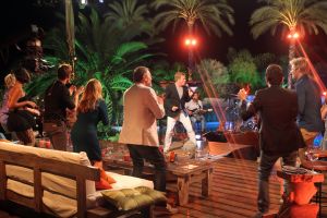 05-01-2013 SHOWBIZZ; DE BESTE ZANGERS VAN NEDERLAND. Vanaf zaterdag 5 Januari om 21.00 uur op Ned.1 zendt de TROS een gloednieuwe serie van de Beste Zangers van Ned. uit. In het swingende meezing programma brengt Jan Smit midden in de winter veel warmte de huiskamers binnen. Het alweer vijfde seizoen nemen Charly Luske-Angela Groothuizen-Simone Kleinsma-Rob de Nijs- Raffaela- Tim Douwsma en Bastiaan Ragas het tegen elkaar op. Vanuit het mooie IBIZA kunt u genieten van heerlijke muziek en de prachtigste beelden. Wij waren erbij en maakte de mooiste foto s.
Foto: Albert den Iseger.