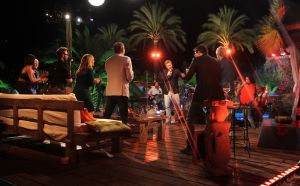 05-01-2013 SHOWBIZZ; DE BESTE ZANGERS VAN NEDERLAND. Vanaf zaterdag 5 Januari om 21.00 uur op Ned.1 zendt de TROS een gloednieuwe serie van de Beste Zangers van Ned. uit. In het swingende meezing programma brengt Jan Smit midden in de winter veel warmte de huiskamers binnen. Het alweer vijfde seizoen nemen Charly Luske-Angela Groothuizen-Simone Kleinsma-Rob de Nijs- Raffaela- Tim Douwsma en Bastiaan Ragas het tegen elkaar op. Vanuit het mooie IBIZA kunt u genieten van heerlijke muziek en de prachtigste beelden. Wij waren erbij en maakte de mooiste foto s.
Foto: Albert den Iseger.
