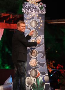 05-01-2013 SHOWBIZZ; DE BESTE ZANGERS VAN NEDERLAND. Vanaf zaterdag 5 Januari om 21.00 uur op Ned.1 zendt de TROS een gloednieuwe serie van de Beste Zangers van Ned. uit. In het swingende meezing programma brengt Jan Smit midden in de winter veel warmte de huiskamers binnen. Het alweer vijfde seizoen nemen Charly Luske-Angela Groothuizen-Simone Kleinsma-Rob de Nijs- Raffaela- Tim Douwsma en Bastiaan Ragas het tegen elkaar op. Vanuit het mooie IBIZA kunt u genieten van heerlijke muziek en de prachtigste beelden. Wij waren erbij en maakte de mooiste foto s.
Foto: Albert den Iseger.