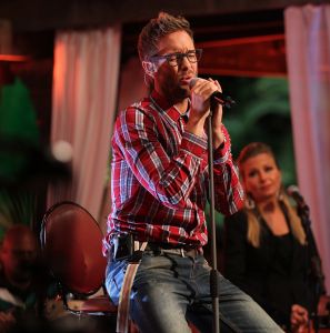 05-01-2013 SHOWBIZZ; DE BESTE ZANGERS VAN NEDERLAND. Vanaf zaterdag 5 Januari om 21.00 uur op Ned.1 zendt de TROS een gloednieuwe serie van de Beste Zangers van Ned. uit. In het swingende meezing programma brengt Jan Smit midden in de winter veel warmte de huiskamers binnen. Het alweer vijfde seizoen nemen Charly Luske-Angela Groothuizen-Simone Kleinsma-Rob de Nijs- Raffaela- Tim Douwsma en Bastiaan Ragas het tegen elkaar op. Vanuit het mooie IBIZA kunt u genieten van heerlijke muziek en de prachtigste beelden. Wij waren erbij en maakte de mooiste foto s.
Foto: Albert den Iseger.