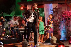 05-01-2013 SHOWBIZZ; DE BESTE ZANGERS VAN NEDERLAND. Vanaf zaterdag 5 Januari om 21.00 uur op Ned.1 zendt de TROS een gloednieuwe serie van de Beste Zangers van Ned. uit. In het swingende meezing programma brengt Jan Smit midden in de winter veel warmte de huiskamers binnen. Het alweer vijfde seizoen nemen Charly Luske-Angela Groothuizen-Simone Kleinsma-Rob de Nijs- Raffaela- Tim Douwsma en Bastiaan Ragas het tegen elkaar op. Vanuit het mooie IBIZA kunt u genieten van heerlijke muziek en de prachtigste beelden. Wij waren erbij en maakte de mooiste foto s.
Foto: Albert den Iseger.