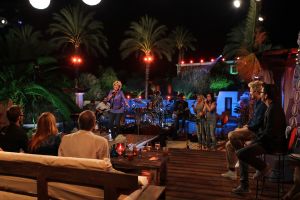 05-01-2013 SHOWBIZZ; DE BESTE ZANGERS VAN NEDERLAND. Vanaf zaterdag 5 Januari om 21.00 uur op Ned.1 zendt de TROS een gloednieuwe serie van de Beste Zangers van Ned. uit. In het swingende meezing programma brengt Jan Smit midden in de winter veel warmte de huiskamers binnen. Het alweer vijfde seizoen nemen Charly Luske-Angela Groothuizen-Simone Kleinsma-Rob de Nijs- Raffaela- Tim Douwsma en Bastiaan Ragas het tegen elkaar op. Vanuit het mooie IBIZA kunt u genieten van heerlijke muziek en de prachtigste beelden. Wij waren erbij en maakte de mooiste foto s.
Foto: Albert den Iseger.