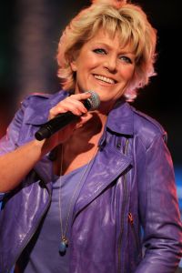 05-01-2013 SHOWBIZZ; DE BESTE ZANGERS VAN NEDERLAND. Vanaf zaterdag 5 Januari om 21.00 uur op Ned.1 zendt de TROS een gloednieuwe serie van de Beste Zangers van Ned. uit. In het swingende meezing programma brengt Jan Smit midden in de winter veel warmte de huiskamers binnen. Het alweer vijfde seizoen nemen Charly Luske-Angela Groothuizen-Simone Kleinsma-Rob de Nijs- Raffaela- Tim Douwsma en Bastiaan Ragas het tegen elkaar op. Vanuit het mooie IBIZA kunt u genieten van heerlijke muziek en de prachtigste beelden. Wij waren erbij en maakte de mooiste foto s.
Foto: Albert den Iseger.
