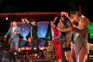 05-01-2013 SHOWBIZZ; DE BESTE ZANGERS VAN NEDERLAND. Vanaf zaterdag 5 Januari om 21.00 uur op Ned.1 zendt de TROS een gloednieuwe serie van de Beste Zangers van Ned. uit. In het swingende meezing programma brengt Jan Smit midden in de winter veel warmte de huiskamers binnen. Het alweer vijfde seizoen nemen Charly Luske-Angela Groothuizen-Simone Kleinsma-Rob de Nijs- Raffaela- Tim Douwsma en Bastiaan Ragas het tegen elkaar op. Vanuit het mooie IBIZA kunt u genieten van heerlijke muziek en de prachtigste beelden. Wij waren erbij en maakte de mooiste foto s.
Foto: Albert den Iseger.