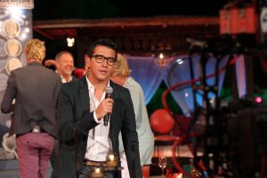 05-01-2013 SHOWBIZZ; DE BESTE ZANGERS VAN NEDERLAND. Vanaf zaterdag 5 Januari om 21.00 uur op Ned.1 zendt de TROS een gloednieuwe serie van de Beste Zangers van Ned. uit. In het swingende meezing programma brengt Jan Smit midden in de winter veel warmte de huiskamers binnen. Het alweer vijfde seizoen nemen Charly Luske-Angela Groothuizen-Simone Kleinsma-Rob de Nijs- Raffaela- Tim Douwsma en Bastiaan Ragas het tegen elkaar op. Vanuit het mooie IBIZA kunt u genieten van heerlijke muziek en de prachtigste beelden. Wij waren erbij en maakte de mooiste foto s.
Foto: Albert den Iseger.