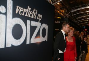 28-01-2013 SHOWBIZZ; VERLIEFD OP IBIZA, NIEUWE FILM VAN JOHAN NEIJENHUIS. Gisteravond ging Verliefd op Ibiza officieel in premiere in Pathe Tuschinski Amsterdam. De volledige cast en crew en tout Bekend Nederland was op de premiere aanwezig. Ook was alle belangrijke pers ter plaatse om de prachtig geklede gasten vast te leggen op de gevoelige plaat of om een interview af te nemen. Alle 3 zalen van het theater waren gevuld met premieregasten, nog nooit eerder had Tuschinski een premiere van een dergelijk formaat.
foto: Albert den Iseger