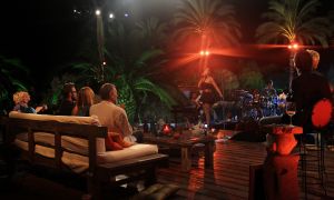 05-01-2013 SHOWBIZZ; DE BESTE ZANGERS VAN NEDERLAND. Vanaf zaterdag 5 Januari om 21.00 uur op Ned.1 zendt de TROS een gloednieuwe serie van de Beste Zangers van Ned. uit. In het swingende meezing programma brengt Jan Smit midden in de winter veel warmte de huiskamers binnen. Het alweer vijfde seizoen nemen Charly Luske-Angela Groothuizen-Simone Kleinsma-Rob de Nijs- Raffaela- Tim Douwsma en Bastiaan Ragas het tegen elkaar op. Vanuit het mooie IBIZA kunt u genieten van heerlijke muziek en de prachtigste beelden. Wij waren erbij en maakte de mooiste foto s.
Foto: Albert den Iseger.