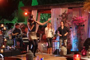 05-01-2013 SHOWBIZZ; DE BESTE ZANGERS VAN NEDERLAND. Vanaf zaterdag 5 Januari om 21.00 uur op Ned.1 zendt de TROS een gloednieuwe serie van de Beste Zangers van Ned. uit. In het swingende meezing programma brengt Jan Smit midden in de winter veel warmte de huiskamers binnen. Het alweer vijfde seizoen nemen Charly Luske-Angela Groothuizen-Simone Kleinsma-Rob de Nijs- Raffaela- Tim Douwsma en Bastiaan Ragas het tegen elkaar op. Vanuit het mooie IBIZA kunt u genieten van heerlijke muziek en de prachtigste beelden. Wij waren erbij en maakte de mooiste foto s.
Foto: Albert den Iseger.