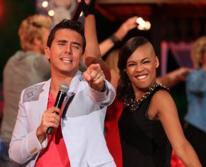 05-01-2013 SHOWBIZZ; DE BESTE ZANGERS VAN NEDERLAND. Vanaf zaterdag 5 Januari om 21.00 uur op Ned.1 zendt de TROS een gloednieuwe serie van de Beste Zangers van Ned. uit. In het swingende meezing programma brengt Jan Smit midden in de winter veel warmte de huiskamers binnen. Het alweer vijfde seizoen nemen Charly Luske-Angela Groothuizen-Simone Kleinsma-Rob de Nijs- Raffaela- Tim Douwsma en Bastiaan Ragas het tegen elkaar op. Vanuit het mooie IBIZA kunt u genieten van heerlijke muziek en de prachtigste beelden. Wij waren erbij en maakte de mooiste foto s.
Foto: Albert den Iseger.