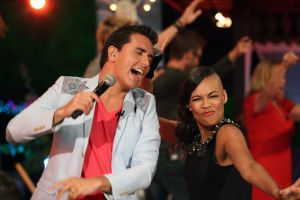 05-01-2013 SHOWBIZZ; DE BESTE ZANGERS VAN NEDERLAND. Vanaf zaterdag 5 Januari om 21.00 uur op Ned.1 zendt de TROS een gloednieuwe serie van de Beste Zangers van Ned. uit. In het swingende meezing programma brengt Jan Smit midden in de winter veel warmte de huiskamers binnen. Het alweer vijfde seizoen nemen Charly Luske-Angela Groothuizen-Simone Kleinsma-Rob de Nijs- Raffaela- Tim Douwsma en Bastiaan Ragas het tegen elkaar op. Vanuit het mooie IBIZA kunt u genieten van heerlijke muziek en de prach05-01-2013 SHOWBIZZ; DE BESTE ZANGERS VAN NEDERLAND. Vanaf zaterdag 5 Januari om 21.00 uur op Ned.1 zendt de TROS een gloednieuwe serie van de Beste Zangers van Ned. uit. In het swingende meezing programma brengt Jan Smit midden in de winter veel warmte de huiskamers binnen. Het alweer vijfde seizoen nemen Charly Luske-Angela Groothuizen-Simone Kleinsma-Rob de Nijs- Raffaela- Tim Douwsma en Bastiaan Ragas het tegen elkaar op. Vanuit het mooie IBIZA kunt u genieten van heerlijke muziek en de prachtigste beelden. Wij waren erbij en maakte de mooiste foto s.
Foto: Albert den Iseger.tigste beelden. Wij waren erbij en maakte de mooiste foto s.
Foto: Albert den Iseger.