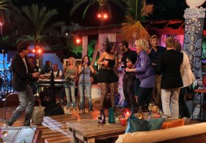 05-01-2013 SHOWBIZZ; DE BESTE ZANGERS VAN NEDERLAND. Vanaf zaterdag 5 Januari om 21.00 uur op Ned.1 zendt de TROS een gloednieuwe serie van de Beste Zangers van Ned. uit. In het swingende meezing programma brengt Jan Smit midden in de winter veel warmte de huiskamers binnen. Het alweer vijfde seizoen nemen Charly Luske-Angela Groothuizen-Simone Kleinsma-Rob de Nijs- Raffaela- Tim Douwsma en Bastiaan Ragas het tegen elkaar op. Vanuit het mooie IBIZA kunt u genieten van heerlijke muziek en de prachtigste beelden. Wij waren erbij en maakte de mooiste foto s.
Foto: Albert den Iseger.