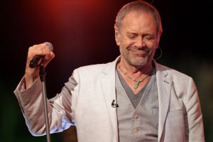 05-01-2013 SHOWBIZZ; DE BESTE ZANGERS VAN NEDERLAND. Vanaf zaterdag 5 Januari om 21.00 uur op Ned.1 zendt de TROS een gloednieuwe serie van de Beste Zangers van Ned. uit. In het swingende meezing programma brengt Jan Smit midden in de winter veel warmte de huiskamers binnen. Het alweer vijfde seizoen nemen Charly Luske-Angela Groothuizen-Simone Kleinsma-Rob de Nijs- Raffaela- Tim Douwsma en Bastiaan Ragas het tegen elkaar op. Vanuit het mooie IBIZA kunt u genieten van heerlijke muziek en de prachtigste beelden. Wij waren erbij en maakte de mooiste foto s.
Foto: Albert den Iseger.