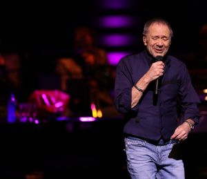 14-01-2013 SHOWBIZZ; ROB DE NIJS  70 VIERT FEESTJE IN CARRE. Ten gelegenheid van zijn 70 ste verjaardag gaf Rob een concert in Carre voor vrienden, fans en familie. Vele vrienden waren naar het Amsterdamse gekomen om Rob te feliciteren. O.a. Tanje Jess en Charly Luske-Trea Dobbs-Henk Jan Smits-Ivo Niehe-Vinzent-Ria Valk-Dames Boltini-Frits Spits-Tineke de Nooij-Wieteke van Dort-Jan van Veen-Prem Radhakishun-Jan Siemerink en dochter. Ook Belinda Meuldijk en zonen Yoshi en Robbert waren aanwezig. Iedereen genoot van een echt Rob de Nijs concert met opvallende gasten, waaronder Cliff Richard die Rob via een video boodschap feliciteerde.
foto: Albert den Iseger.
