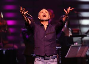 14-01-2013 SHOWBIZZ; ROB DE NIJS  70 VIERT FEESTJE IN CARRE. Ten gelegenheid van zijn 70 ste verjaardag gaf Rob een concert in Carre voor vrienden, fans en familie. Vele vrienden waren naar het Amsterdamse gekomen om Rob te feliciteren. O.a. Tanje Jess en Charly Luske-Trea Dobbs-Henk Jan Smits-Ivo Niehe-Vinzent-Ria Valk-Dames Boltini-Frits Spits-Tineke de Nooij-Wieteke van Dort-Jan van Veen-Prem Radhakishun-Jan Siemerink en dochter. Ook Belinda Meuldijk en zonen Yoshi en Robbert waren aanwezig. Iedereen genoot van een echt Rob de Nijs concert met opvallende gasten, waaronder Cliff Richard die Rob via een video boodschap feliciteerde.
foto: Albert den Iseger.