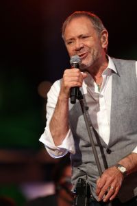 05-01-2013 SHOWBIZZ; DE BESTE ZANGERS VAN NEDERLAND. Vanaf zaterdag 5 Januari om 21.00 uur op Ned.1 zendt de TROS een gloednieuwe serie van de Beste Zangers van Ned. uit. In het swingende meezing programma brengt Jan Smit midden in de winter veel warmte de huiskamers binnen. Het alweer vijfde seizoen nemen Charly Luske-Angela Groothuizen-Simone Kleinsma-Rob de Nijs- Raffaela- Tim Douwsma en Bastiaan Ragas het tegen elkaar op. Vanuit het mooie IBIZA kunt u genieten van heerlijke muziek en de prachtigste beelden. Wij waren erbij en maakte de mooiste foto s.
Foto: Albert den Iseger.