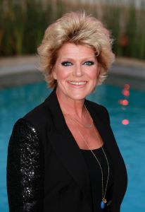 
05-01-2013 SHOWBIZZ; DE BESTE ZANGERS VAN NEDERLAND. Vanaf zaterdag 5 Januari om 21.00 uur op Ned.1 zendt de TROS een gloednieuwe serie van de Beste Zangers van Ned. uit. In het swingende meezing programma brengt Jan Smit midden in de winter veel warmte de huiskamers binnen. Het alweer vijfde seizoen nemen Charly Luske-Angela Groothuizen-Simone Kleinsma-Rob de Nijs- Raffaela- Tim Douwsma en Bastiaan Ragas het tegen elkaar op. Vanuit het mooie IBIZA kunt u genieten van heerlijke muziek en de prachtigste beelden. Wij waren erbij en maakte de mooiste foto s.
Foto: Albert den Iseger.