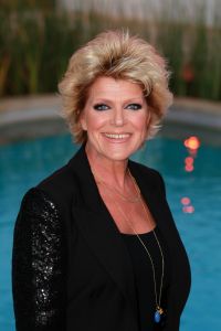 
05-01-2013 SHOWBIZZ; DE BESTE ZANGERS VAN NEDERLAND. Vanaf zaterdag 5 Januari om 21.00 uur op Ned.1 zendt de TROS een gloednieuwe serie van de Beste Zangers van Ned. uit. In het swingende meezing programma brengt Jan Smit midden in de winter veel warmte de huiskamers binnen. Het alweer vijfde seizoen nemen Charly Luske-Angela Groothuizen-Simone Kleinsma-Rob de Nijs- Raffaela- Tim Douwsma en Bastiaan Ragas het tegen elkaar op. Vanuit het mooie IBIZA kunt u genieten van heerlijke muziek en de prachtigste beelden. Wij waren erbij en maakte de mooiste foto s.
Foto: Albert den Iseger.