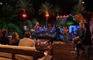 05-01-2013 SHOWBIZZ; DE BESTE ZANGERS VAN NEDERLAND. Vanaf zaterdag 5 Januari om 21.00 uur op Ned.1 zendt de TROS een gloednieuwe serie van de Beste Zangers van Ned. uit. In het swingende meezing programma brengt Jan Smit midden in de winter veel warmte de huiskamers binnen. Het alweer vijfde seizoen nemen Charly Luske-Angela Groothuizen-Simone Kleinsma-Rob de Nijs- Raffaela- Tim Douwsma en Bastiaan Ragas het tegen elkaar op. Vanuit het mooie IBIZA kunt u genieten van heerlijke muziek en de prachtigste beelden. Wij waren erbij en maakte de mooiste foto s.
Foto: Albert den Iseger.