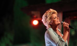 05-01-2013 SHOWBIZZ; DE BESTE ZANGERS VAN NEDERLAND. Vanaf zaterdag 5 Januari om 21.00 uur op Ned.1 zendt de TROS een gloednieuwe serie van de Beste Zangers van Ned. uit. In het swingende meezing programma brengt Jan Smit midden in de winter veel warmte de huiskamers binnen. Het alweer vijfde seizoen nemen Charly Luske-Angela Groothuizen-Simone Kleinsma-Rob de Nijs- Raffaela- Tim Douwsma en Bastiaan Ragas het tegen elkaar op. Vanuit het mooie IBIZA kunt u genieten van heerlijke muziek en de prachtigste beelden. Wij waren erbij en maakte de mooiste foto s.
Foto: Albert den Iseger.