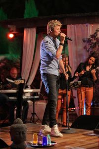 05-01-2013 SHOWBIZZ; DE BESTE ZANGERS VAN NEDERLAND. Vanaf zaterdag 5 Januari om 21.00 uur op Ned.1 zendt de TROS een gloednieuwe serie van de Beste Zangers van Ned. uit. In het swingende meezing programma brengt Jan Smit midden in de winter veel warmte de huiskamers binnen. Het alweer vijfde seizoen nemen Charly Luske-Angela Groothuizen-Simone Kleinsma-Rob de Nijs- Raffaela- Tim Douwsma en Bastiaan Ragas het tegen elkaar op. Vanuit het mooie IBIZA kunt u genieten van heerlijke muziek en de prachtigste beelden. Wij waren erbij en maakte de mooiste foto s.
Foto: Albert den Iseger.