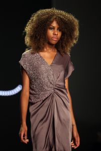 28-01-2013 SHOWBIZZ; TONY COHEN TOONDE ZIJN NIEUWSTE AUTUMN-WINTER COLLECTIE TIJDENS AMSTERDAM FASHION WEEK. Zondagmiddag toonde Tony Cohen zijn nieuwste autumn/winter collectie tijdens de Amsterdam Fashion Week.
De show werd afgetrapt met de 2Love-collectie van de ontwerper, zijn meer betaalbare en draagbare lijn. De designer had gebruik gemaakt van fijne, winterse kleuren zoals petrol en bordeauxrood. De ontwerpen liepen van jurkjes tot vestjes en van jumpsuits tot prachtige zijden blouses, die stuk voor stuk vrouwelijkheid uitstraalden.

Die vrouwelijkheid kwam ook terug in de couturecollectie die de mode-ontwerper zondag liet zien. De lijn werd gekenmerkt door het geweldige gebruik van stoffen. De topdesigner combineerde stoffen als chiffon, leer en fake fur in zijn jurken. Daarnaast zagen we veel leren broeken en tailleriemen. We zagen kleuren als paars, groen, bordeauxrood, zwart, en Tony doorbrak dit kleurenpalet door ook vurig rode items in zijn collectie te stoppen.

Zoals we van haar gewend zijn opende en sloot Kim Feenstra de modeshow van Tony af.

FOTO: Albert den Iseger.
