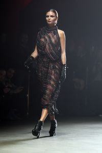 28-01-2013 SHOWBIZZ; TONY COHEN TOONDE ZIJN NIEUWSTE AUTUMN-WINTER COLLECTIE TIJDENS AMSTERDAM FASHION WEEK. Zondagmiddag toonde Tony Cohen zijn nieuwste autumn/winter collectie tijdens de Amsterdam Fashion Week.
De show werd afgetrapt met de 2Love-collectie van de ontwerper, zijn meer betaalbare en draagbare lijn. De designer had gebruik gemaakt van fijne, winterse kleuren zoals petrol en bordeauxrood. De ontwerpen liepen van jurkjes tot vestjes en van jumpsuits tot prachtige zijden blouses, die stuk voor stuk vrouwelijkheid uitstraalden.

Die vrouwelijkheid kwam ook terug in de couturecollectie die de mode-ontwerper zondag liet zien. De lijn werd gekenmerkt door het geweldige gebruik van stoffen. De topdesigner combineerde stoffen als chiffon, leer en fake fur in zijn jurken. Daarnaast zagen we veel leren broeken en tailleriemen. We zagen kleuren als paars, groen, bordeauxrood, zwart, en Tony doorbrak dit kleurenpalet door ook vurig rode items in zijn collectie te stoppen.

Zoals we van haar gewend zijn opende en sloot Kim Feenstra de modeshow van Tony af.

FOTO: Albert den Iseger.