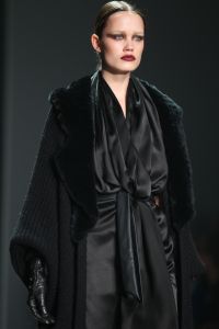 28-01-2013 SHOWBIZZ; TONY COHEN TOONDE ZIJN NIEUWSTE AUTUMN-WINTER COLLECTIE TIJDENS AMSTERDAM FASHION WEEK. Zondagmiddag toonde Tony Cohen zijn nieuwste autumn/winter collectie tijdens de Amsterdam Fashion Week.
De show werd afgetrapt met de 2Love-collectie van de ontwerper, zijn meer betaalbare en draagbare lijn. De designer had gebruik gemaakt van fijne, winterse kleuren zoals petrol en bordeauxrood. De ontwerpen liepen van jurkjes tot vestjes en van jumpsuits tot prachtige zijden blouses, die stuk voor stuk vrouwelijkheid uitstraalden.

Die vrouwelijkheid kwam ook terug in de couturecollectie die de mode-ontwerper zondag liet zien. De lijn werd gekenmerkt door het geweldige gebruik van stoffen. De topdesigner combineerde stoffen als chiffon, leer en fake fur in zijn jurken. Daarnaast zagen we veel leren broeken en tailleriemen. We zagen kleuren als paars, groen, bordeauxrood, zwart, en Tony doorbrak dit kleurenpalet door ook vurig rode items in zijn collectie te stoppen.

Zoals we van haar gewend zijn opende en sloot Kim Feenstra de modeshow van Tony af.

FOTO: Albert den Iseger.