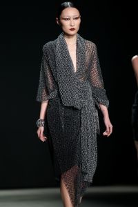 28-01-2013 SHOWBIZZ; TONY COHEN TOONDE ZIJN NIEUWSTE AUTUMN-WINTER COLLECTIE TIJDENS AMSTERDAM FASHION WEEK. Zondagmiddag toonde Tony Cohen zijn nieuwste autumn/winter collectie tijdens de Amsterdam Fashion Week.
De show werd afgetrapt met de 2Love-collectie van de ontwerper, zijn meer betaalbare en draagbare lijn. De designer had gebruik gemaakt van fijne, winterse kleuren zoals petrol en bordeauxrood. De ontwerpen liepen van jurkjes tot vestjes en van jumpsuits tot prachtige zijden blouses, die stuk voor stuk vrouwelijkheid uitstraalden.

Die vrouwelijkheid kwam ook terug in de couturecollectie die de mode-ontwerper zondag liet zien. De lijn werd gekenmerkt door het geweldige gebruik van stoffen. De topdesigner combineerde stoffen als chiffon, leer en fake fur in zijn jurken. Daarnaast zagen we veel leren broeken en tailleriemen. We zagen kleuren als paars, groen, bordeauxrood, zwart, en Tony doorbrak dit kleurenpalet door ook vurig rode items in zijn collectie te stoppen.

Zoals we van haar gewend zijn opende en sloot Kim Feenstra de modeshow van Tony af.

FOTO: Albert den Iseger.
