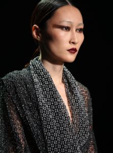 28-01-2013 SHOWBIZZ; TONY COHEN TOONDE ZIJN NIEUWSTE AUTUMN-WINTER COLLECTIE TIJDENS AMSTERDAM FASHION WEEK. Zondagmiddag toonde Tony Cohen zijn nieuwste autumn/winter collectie tijdens de Amsterdam Fashion Week.
De show werd afgetrapt met de 2Love-collectie van de ontwerper, zijn meer betaalbare en draagbare lijn. De designer had gebruik gemaakt van fijne, winterse kleuren zoals petrol en bordeauxrood. De ontwerpen liepen van jurkjes tot vestjes en van jumpsuits tot prachtige zijden blouses, die stuk voor stuk vrouwelijkheid uitstraalden.

Die vrouwelijkheid kwam ook terug in de couturecollectie die de mode-ontwerper zondag liet zien. De lijn werd gekenmerkt door het geweldige gebruik van stoffen. De topdesigner combineerde stoffen als chiffon, leer en fake fur in zijn jurken. Daarnaast zagen we veel leren broeken en tailleriemen. We zagen kleuren als paars, groen, bordeauxrood, zwart, en Tony doorbrak dit kleurenpalet door ook vurig rode items in zijn collectie te stoppen.

Zoals we van haar gewend zijn opende en sloot Kim Feenstra de modeshow van Tony af.

FOTO: Albert den Iseger.