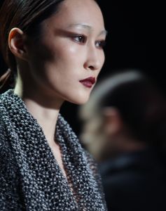 28-01-2013 SHOWBIZZ; TONY COHEN TOONDE ZIJN NIEUWSTE AUTUMN-WINTER COLLECTIE TIJDENS AMSTERDAM FASHION WEEK. Zondagmiddag toonde Tony Cohen zijn nieuwste autumn/winter collectie tijdens de Amsterdam Fashion Week.
De show werd afgetrapt met de 2Love-collectie van de ontwerper, zijn meer betaalbare en draagbare lijn. De designer had gebruik gemaakt van fijne, winterse kleuren zoals petrol en bordeauxrood. De ontwerpen liepen van jurkjes tot vestjes en van jumpsuits tot prachtige zijden blouses, die stuk voor stuk vrouwelijkheid uitstraalden.

Die vrouwelijkheid kwam ook terug in de couturecollectie die de mode-ontwerper zondag liet zien. De lijn werd gekenmerkt door het geweldige gebruik van stoffen. De topdesigner combineerde stoffen als chiffon, leer en fake fur in zijn jurken. Daarnaast zagen we veel leren broeken en tailleriemen. We zagen kleuren als paars, groen, bordeauxrood, zwart, en Tony doorbrak dit kleurenpalet door ook vurig rode items in zijn collectie te stoppen.

Zoals we van haar gewend zijn opende en sloot Kim Feenstra de modeshow van Tony af.

FOTO: Albert den Iseger.