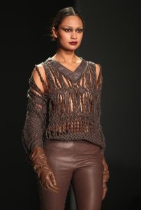 28-01-2013 SHOWBIZZ; TONY COHEN TOONDE ZIJN NIEUWSTE AUTUMN-WINTER COLLECTIE TIJDENS AMSTERDAM FASHION WEEK. Zondagmiddag toonde Tony Cohen zijn nieuwste autumn/winter collectie tijdens de Amsterdam Fashion Week.
De show werd afgetrapt met de 2Love-collectie van de ontwerper, zijn meer betaalbare en draagbare lijn. De designer had gebruik gemaakt van fijne, winterse kleuren zoals petrol en bordeauxrood. De ontwerpen liepen van jurkjes tot vestjes en van jumpsuits tot prachtige zijden blouses, die stuk voor stuk vrouwelijkheid uitstraalden.

Die vrouwelijkheid kwam ook terug in de couturecollectie die de mode-ontwerper zondag liet zien. De lijn werd gekenmerkt door het geweldige gebruik van stoffen. De topdesigner combineerde stoffen als chiffon, leer en fake fur in zijn jurken. Daarnaast zagen we veel leren broeken en tailleriemen. We zagen kleuren als paars, groen, bordeauxrood, zwart, en Tony doorbrak dit kleurenpalet door ook vurig rode items in zijn collectie te stoppen.

Zoals we van haar gewend zijn opende en sloot Kim Feenstra de modeshow van Tony af.

FOTO: Albert den Iseger.