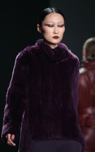 28-01-2013 SHOWBIZZ; TONY COHEN TOONDE ZIJN NIEUWSTE AUTUMN-WINTER COLLECTIE TIJDENS AMSTERDAM FASHION WEEK. Zondagmiddag toonde Tony Cohen zijn nieuwste autumn/winter collectie tijdens de Amsterdam Fashion Week.
De show werd afgetrapt met de 2Love-collectie van de ontwerper, zijn meer betaalbare en draagbare lijn. De designer had gebruik gemaakt van fijne, winterse kleuren zoals petrol en bordeauxrood. De ontwerpen liepen van jurkjes tot vestjes en van jumpsuits tot prachtige zijden blouses, die stuk voor stuk vrouwelijkheid uitstraalden.

Die vrouwelijkheid kwam ook terug in de couturecollectie die de mode-ontwerper zondag liet zien. De lijn werd gekenmerkt door het geweldige gebruik van stoffen. De topdesigner combineerde stoffen als chiffon, leer en fake fur in zijn jurken. Daarnaast zagen we veel leren broeken en tailleriemen. We zagen kleuren als paars, groen, bordeauxrood, zwart, en Tony doorbrak dit kleurenpalet door ook vurig rode items in zijn collectie te stoppen.

Zoals we van haar gewend zijn opende en sloot Kim Feenstra de modeshow van Tony af.

FOTO: Albert den Iseger.