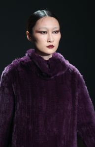 28-01-2013 SHOWBIZZ; TONY COHEN TOONDE ZIJN NIEUWSTE AUTUMN-WINTER COLLECTIE TIJDENS AMSTERDAM FASHION WEEK. Zondagmiddag toonde Tony Cohen zijn nieuwste autumn/winter collectie tijdens de Amsterdam Fashion Week.
De show werd afgetrapt met de 2Love-collectie van de ontwerper, zijn meer betaalbare en draagbare lijn. De designer had gebruik gemaakt van fijne, winterse kleuren zoals petrol en bordeauxrood. De ontwerpen liepen van jurkjes tot vestjes en van jumpsuits tot prachtige zijden blouses, die stuk voor stuk vrouwelijkheid uitstraalden.

Die vrouwelijkheid kwam ook terug in de couturecollectie die de mode-ontwerper zondag liet zien. De lijn werd gekenmerkt door het geweldige gebruik van stoffen. De topdesigner combineerde stoffen als chiffon, leer en fake fur in zijn jurken. Daarnaast zagen we veel leren broeken en tailleriemen. We zagen kleuren als paars, groen, bordeauxrood, zwart, en Tony doorbrak dit kleurenpalet door ook vurig rode items in zijn collectie te stoppen.

Zoals we van haar gewend zijn opende en sloot Kim Feenstra de modeshow van Tony af.

FOTO: Albert den Iseger.