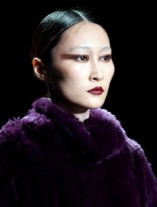 28-01-2013 SHOWBIZZ; TONY COHEN TOONDE ZIJN NIEUWSTE AUTUMN-WINTER COLLECTIE TIJDENS AMSTERDAM FASHION WEEK. Zondagmiddag toonde Tony Cohen zijn nieuwste autumn/winter collectie tijdens de Amsterdam Fashion Week.
De show werd afgetrapt met de 2Love-collectie van de ontwerper, zijn meer betaalbare en draagbare lijn. De designer had gebruik gemaakt van fijne, winterse kleuren zoals petrol en bordeauxrood. De ontwerpen liepen van jurkjes tot vestjes en van jumpsuits tot prachtige zijden blouses, die stuk voor stuk vrouwelijkheid uitstraalden.

Die vrouwelijkheid kwam ook terug in de couturecollectie die de mode-ontwerper zondag liet zien. De lijn werd gekenmerkt door het geweldige gebruik van stoffen. De topdesigner combineerde stoffen als chiffon, leer en fake fur in zijn jurken. Daarnaast zagen we veel leren broeken en tailleriemen. We zagen kleuren als paars, groen, bordeauxrood, zwart, en Tony doorbrak dit kleurenpalet door ook vurig rode items in zijn collectie te stoppen.

Zoals we van haar gewend zijn opende en sloot Kim Feenstra de modeshow van Tony af.

FOTO: Albert den Iseger.