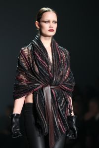 28-01-2013 SHOWBIZZ; TONY COHEN TOONDE ZIJN NIEUWSTE AUTUMN-WINTER COLLECTIE TIJDENS AMSTERDAM FASHION WEEK. Zondagmiddag toonde Tony Cohen zijn nieuwste autumn/winter collectie tijdens de Amsterdam Fashion Week.
De show werd afgetrapt met de 2Love-collectie van de ontwerper, zijn meer betaalbare en draagbare lijn. De designer had gebruik gemaakt van fijne, winterse kleuren zoals petrol en bordeauxrood. De ontwerpen liepen van jurkjes tot vestjes en van jumpsuits tot prachtige zijden blouses, die stuk voor stuk vrouwelijkheid uitstraalden.

Die vrouwelijkheid kwam ook terug in de couturecollectie die de mode-ontwerper zondag liet zien. De lijn werd gekenmerkt door het geweldige gebruik van stoffen. De topdesigner combineerde stoffen als chiffon, leer en fake fur in zijn jurken. Daarnaast zagen we veel leren broeken en tailleriemen. We zagen kleuren als paars, groen, bordeauxrood, zwart, en Tony doorbrak dit kleurenpalet door ook vurig rode items in zijn collectie te stoppen.

Zoals we van haar gewend zijn opende en sloot Kim Feenstra de modeshow van Tony af.

FOTO: Albert den Iseger.