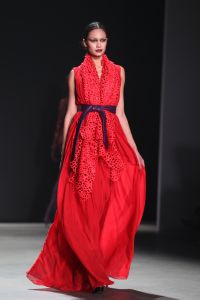 28-01-2013 SHOWBIZZ; TONY COHEN TOONDE ZIJN NIEUWSTE AUTUMN-WINTER COLLECTIE TIJDENS AMSTERDAM FASHION WEEK. Zondagmiddag toonde Tony Cohen zijn nieuwste autumn/winter collectie tijdens de Amsterdam Fashion Week.
De show werd afgetrapt met de 2Love-collectie van de ontwerper, zijn meer betaalbare en draagbare lijn. De designer had gebruik gemaakt van fijne, winterse kleuren zoals petrol en bordeauxrood. De ontwerpen liepen van jurkjes tot vestjes en van jumpsuits tot prachtige zijden blouses, die stuk voor stuk vrouwelijkheid uitstraalden.

Die vrouwelijkheid kwam ook terug in de couturecollectie die de mode-ontwerper zondag liet zien. De lijn werd gekenmerkt door het geweldige gebruik van stoffen. De topdesigner combineerde stoffen als chiffon, leer en fake fur in zijn jurken. Daarnaast zagen we veel leren broeken en tailleriemen. We zagen kleuren als paars, groen, bordeauxrood, zwart, en Tony doorbrak dit kleurenpalet door ook vurig rode items in zijn collectie te stoppen.

Zoals we van haar gewend zijn opende en sloot Kim Feenstra de modeshow van Tony af.

FOTO: Albert den Iseger.