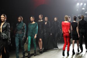 28-01-2013 SHOWBIZZ; TONY COHEN TOONDE ZIJN NIEUWSTE AUTUMN-WINTER COLLECTIE TIJDENS AMSTERDAM FASHION WEEK. Zondagmiddag toonde Tony Cohen zijn nieuwste autumn/winter collectie tijdens de Amsterdam Fashion Week.
De show werd afgetrapt met de 2Love-collectie van de ontwerper, zijn meer betaalbare en draagbare lijn. De designer had gebruik gemaakt van fijne, winterse kleuren zoals petrol en bordeauxrood. De ontwerpen liepen van jurkjes tot vestjes en van jumpsuits tot prachtige zijden blouses, die stuk voor stuk vrouwelijkheid uitstraalden.

Die vrouwelijkheid kwam ook terug in de couturecollectie die de mode-ontwerper zondag liet zien. De lijn werd gekenmerkt door het geweldige gebruik van stoffen. De topdesigner combineerde stoffen als chiffon, leer en fake fur in zijn jurken. Daarnaast zagen we veel leren broeken en tailleriemen. We zagen kleuren als paars, groen, bordeauxrood, zwart, en Tony doorbrak dit kleurenpalet door ook vurig rode items in zijn collectie te stoppen.

Zoals we van haar gewend zijn opende en sloot Kim Feenstra de modeshow van Tony af.

FOTO: Albert den Iseger.