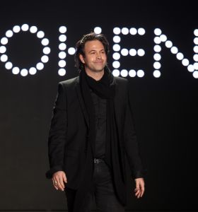 28-01-2013 SHOWBIZZ; TONY COHEN TOONDE ZIJN NIEUWSTE AUTUMN-WINTER COLLECTIE TIJDENS AMSTERDAM FASHION WEEK. Zondagmiddag toonde Tony Cohen zijn nieuwste autumn/winter collectie tijdens de Amsterdam Fashion Week.
De show werd afgetrapt met de 2Love-collectie van de ontwerper, zijn meer betaalbare en draagbare lijn. De designer had gebruik gemaakt van fijne, winterse kleuren zoals petrol en bordeauxrood. De ontwerpen liepen van jurkjes tot vestjes en van jumpsuits tot prachtige zijden blouses, die stuk voor stuk vrouwelijkheid uitstraalden.

Die vrouwelijkheid kwam ook terug in de couturecollectie die de mode-ontwerper zondag liet zien. De lijn werd gekenmerkt door het geweldige gebruik van stoffen. De topdesigner combineerde stoffen als chiffon, leer en fake fur in zijn jurken. Daarnaast zagen we veel leren broeken en tailleriemen. We zagen kleuren als paars, groen, bordeauxrood, zwart, en Tony doorbrak dit kleurenpalet door ook vurig rode items in zijn collectie te stoppen.

Zoals we van haar gewend zijn opende en sloot Kim Feenstra de modeshow van Tony af.

FOTO: Albert den Iseger.