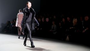 28-01-2013 SHOWBIZZ; TONY COHEN TOONDE ZIJN NIEUWSTE AUTUMN-WINTER COLLECTIE TIJDENS AMSTERDAM FASHION WEEK. Zondagmiddag toonde Tony Cohen zijn nieuwste autumn/winter collectie tijdens de Amsterdam Fashion Week.
De show werd afgetrapt met de 2Love-collectie van de ontwerper, zijn meer betaalbare en draagbare lijn. De designer had gebruik gemaakt van fijne, winterse kleuren zoals petrol en bordeauxrood. De ontwerpen liepen van jurkjes tot vestjes en van jumpsuits tot prachtige zijden blouses, die stuk voor stuk vrouwelijkheid uitstraalden.

Die vrouwelijkheid kwam ook terug in de couturecollectie die de mode-ontwerper zondag liet zien. De lijn werd gekenmerkt door het geweldige gebruik van stoffen. De topdesigner combineerde stoffen als chiffon, leer en fake fur in zijn jurken. Daarnaast zagen we veel leren broeken en tailleriemen. We zagen kleuren als paars, groen, bordeauxrood, zwart, en Tony doorbrak dit kleurenpalet door ook vurig rode items in zijn collectie te stoppen.

Zoals we van haar gewend zijn opende en sloot Kim Feenstra de modeshow van Tony af.

FOTO: Albert den Iseger.